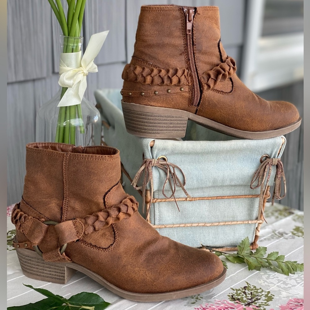 XOXO | Gideon Ankle Booties | US Women’s Size 6 | Distressed Braided Accent
